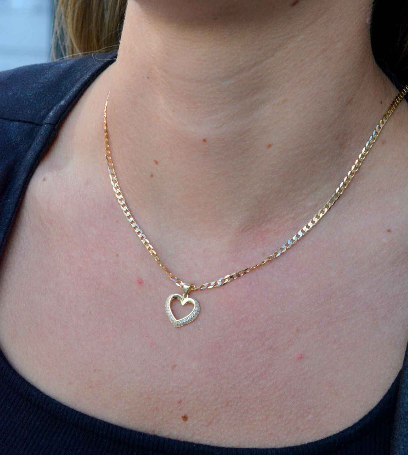 Złota zawieszka serce wysadzane cyrkoniami próba 333 ZA 5207 333. . Piękna złota zawieszka w kształcie serca. Wisiorek z symbolem miłości to idealny pomysł na prezent, którym wyjawimy swoje uczucia..jpg